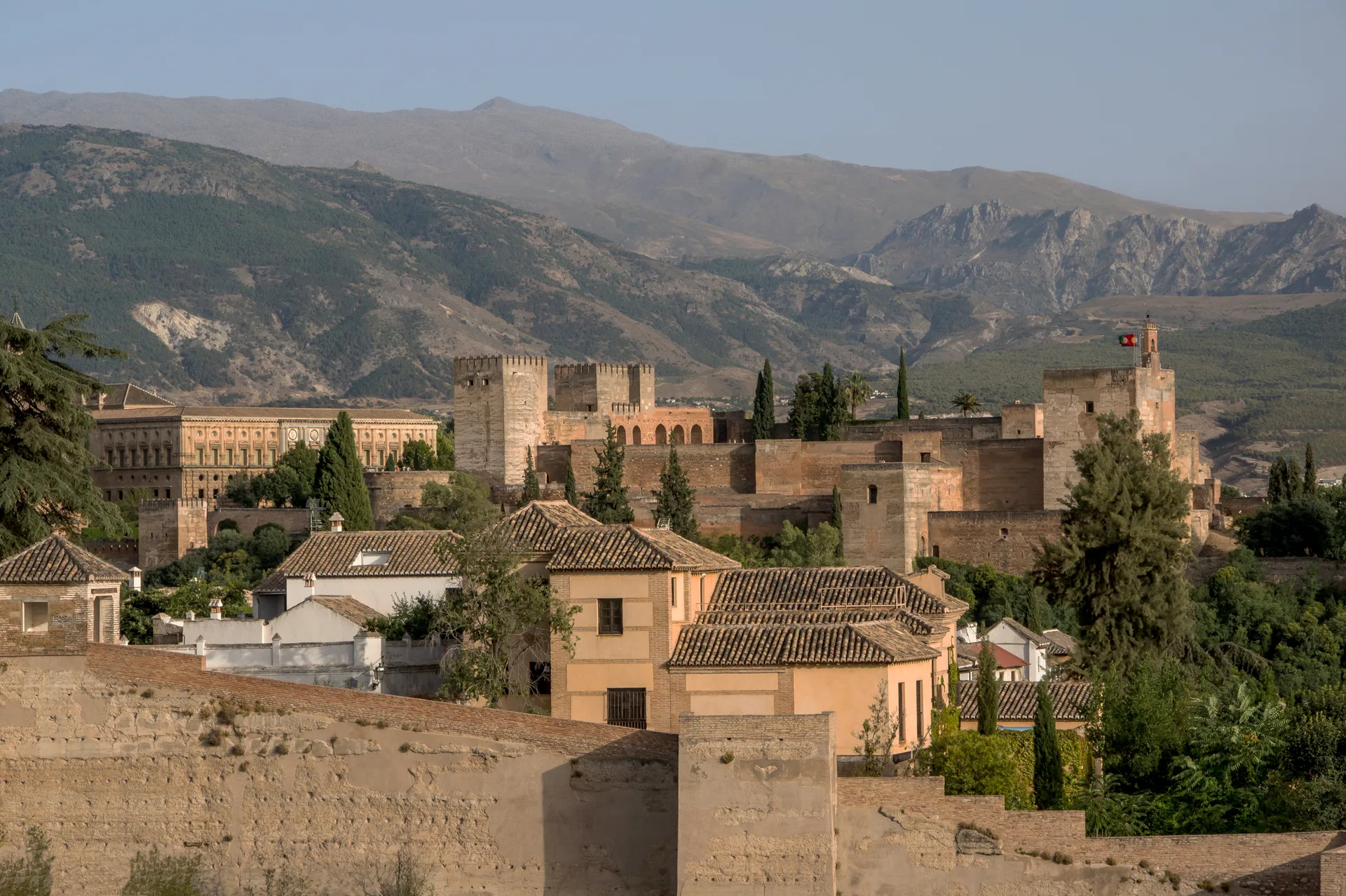 Alcazaba de la Alhambra con Sierra Nevada al fondo