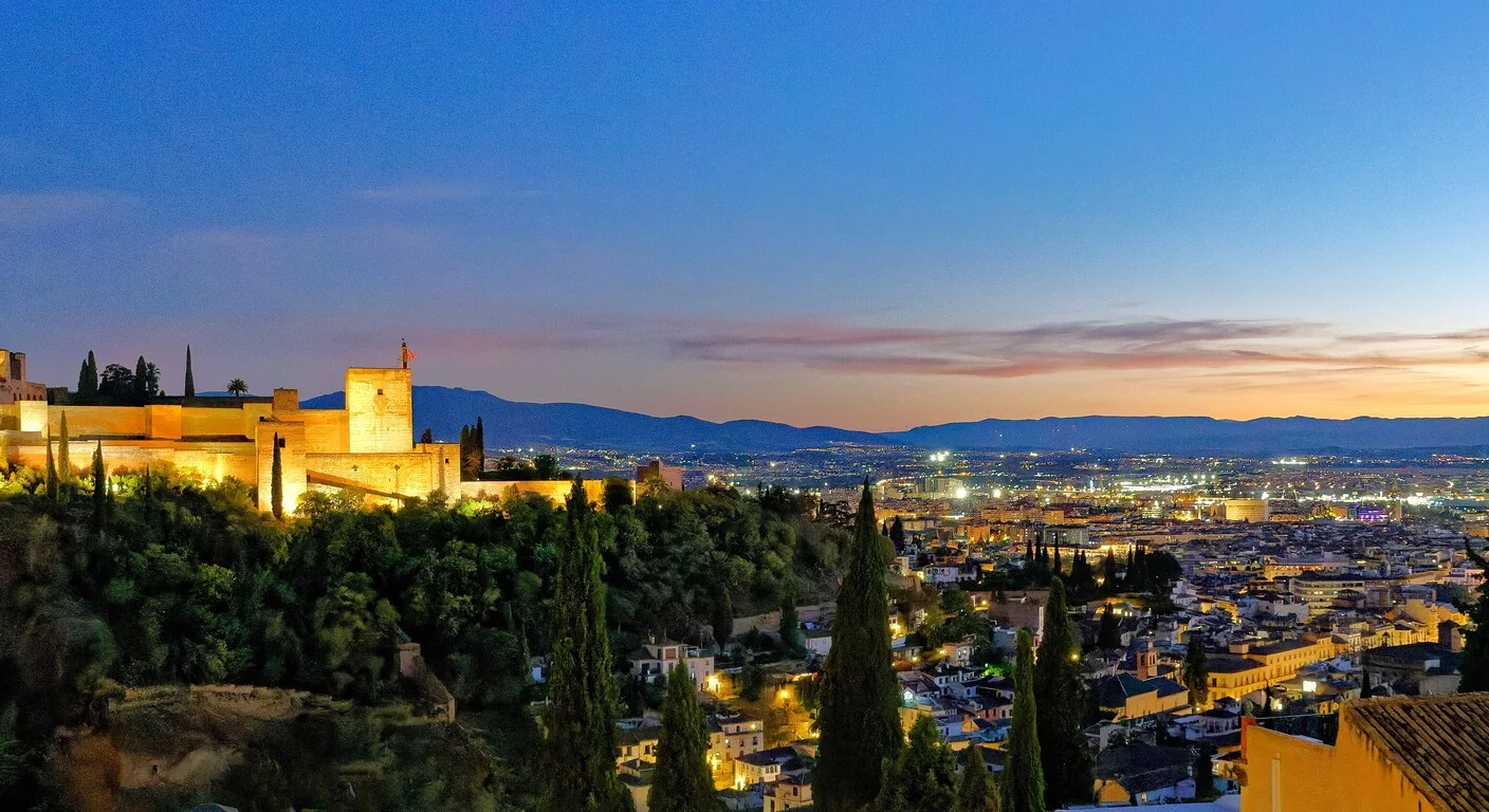 Vista nocturna de la Alhambra y Granada desde el Albaicín