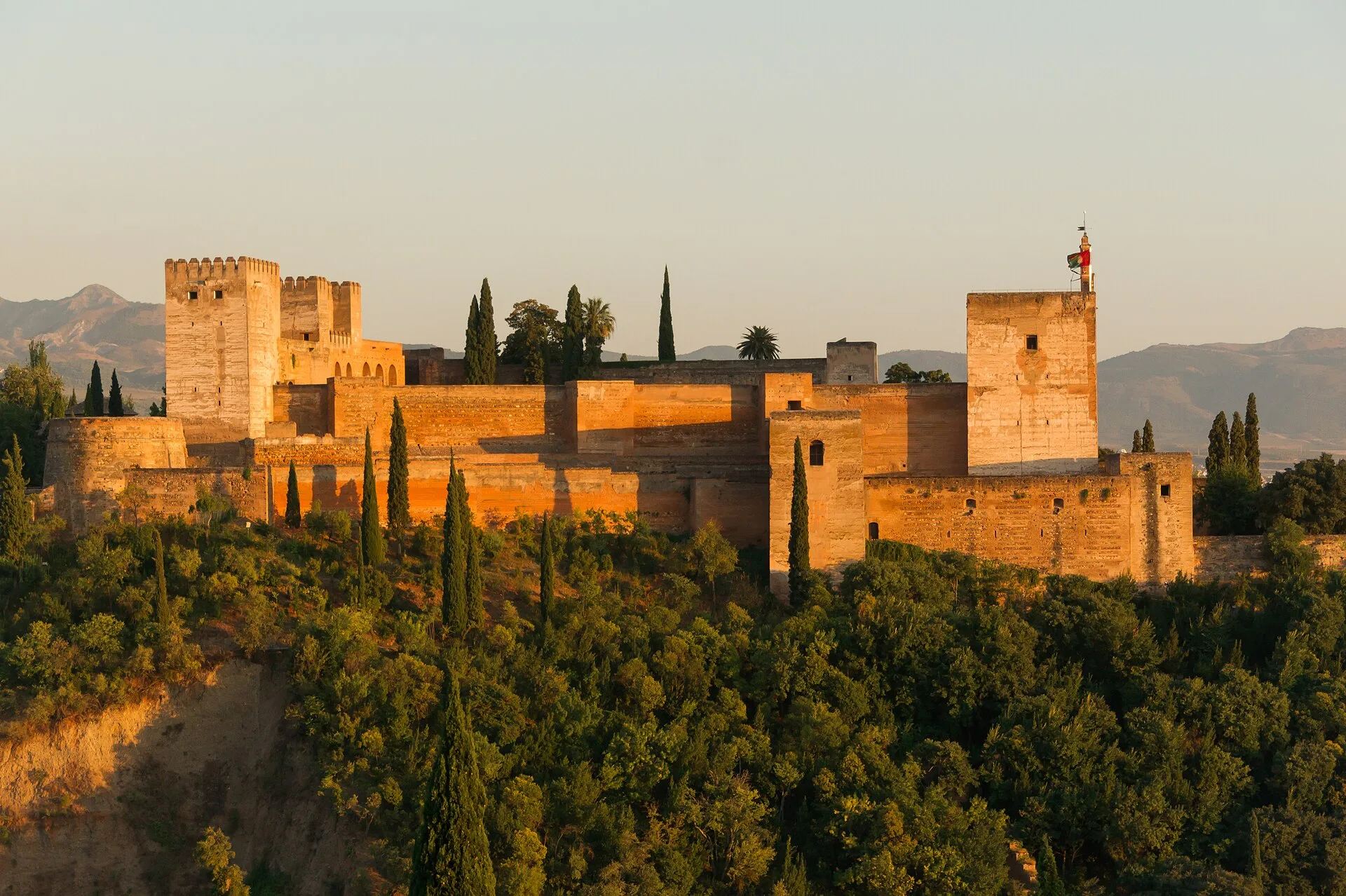 Alcazaba de la Alhambra iluminada por la luz del atardecer