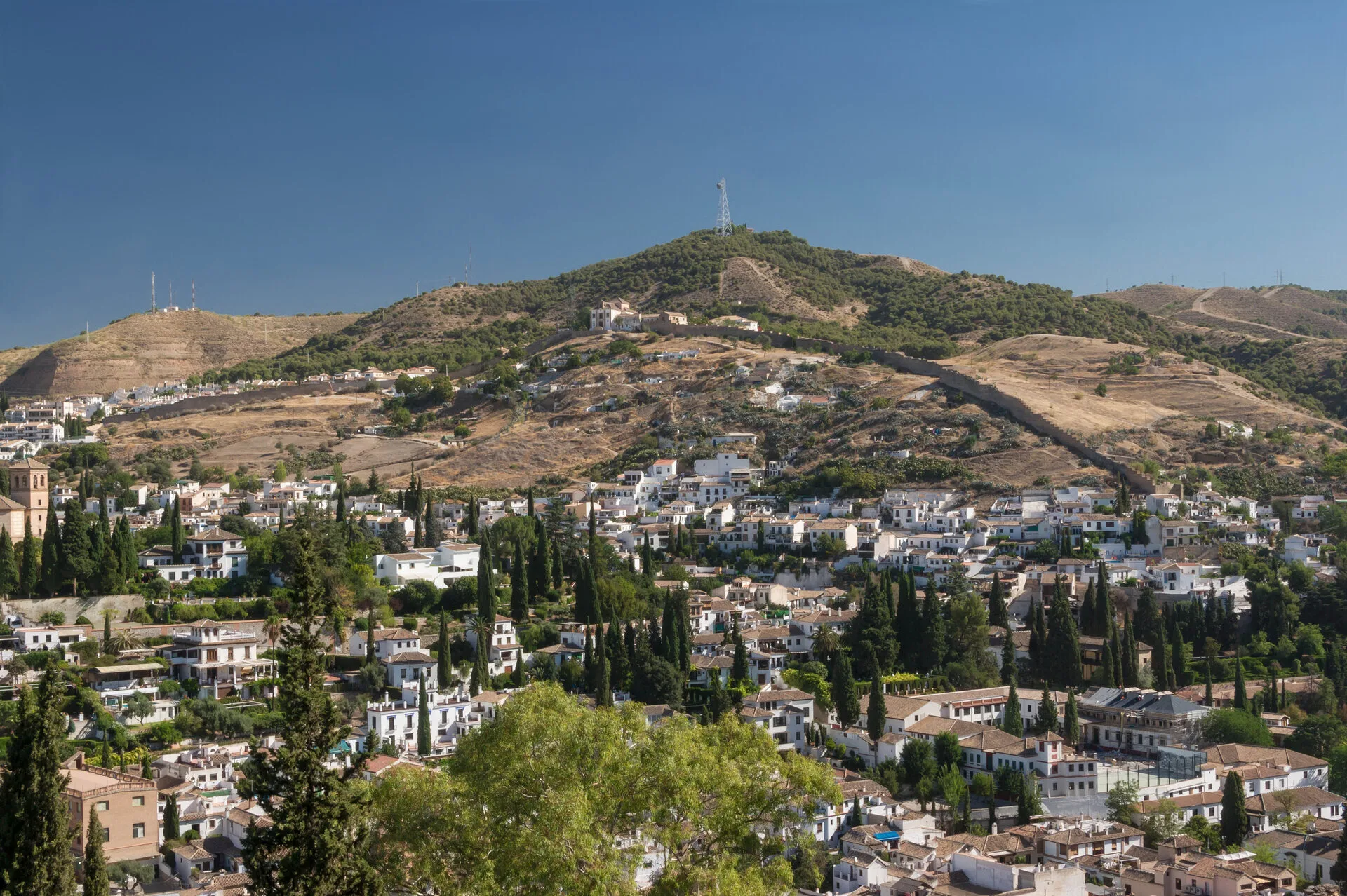 Vista panorámica del Sacromonte y la muralla nazarí de Granada