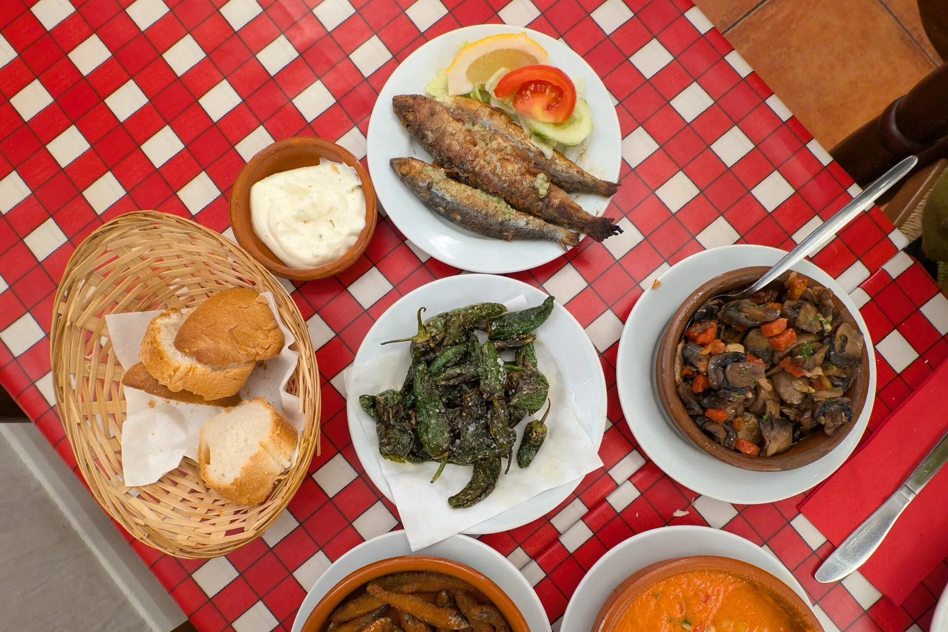 Mesa con una selección de tapas españolas tradicionales
