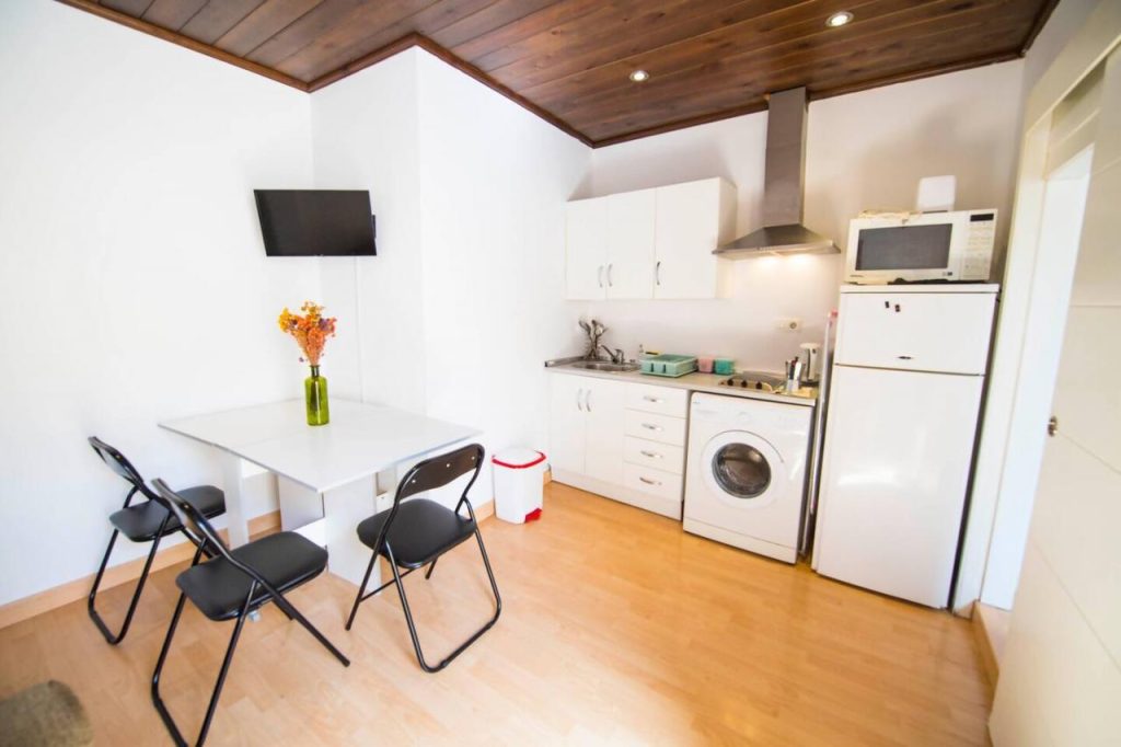 Apartamento con habitación y patio - 1