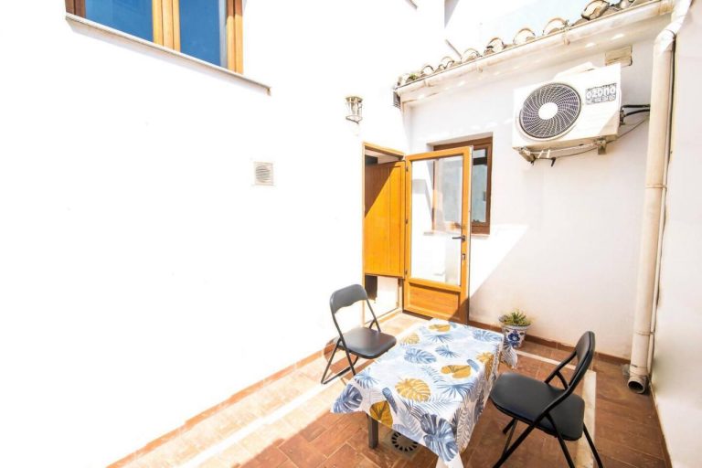 Apartamento con habitación y patio - 4